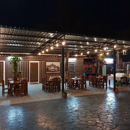 ร่มไม้สายธาร Hotell Phrae Exteriör bild