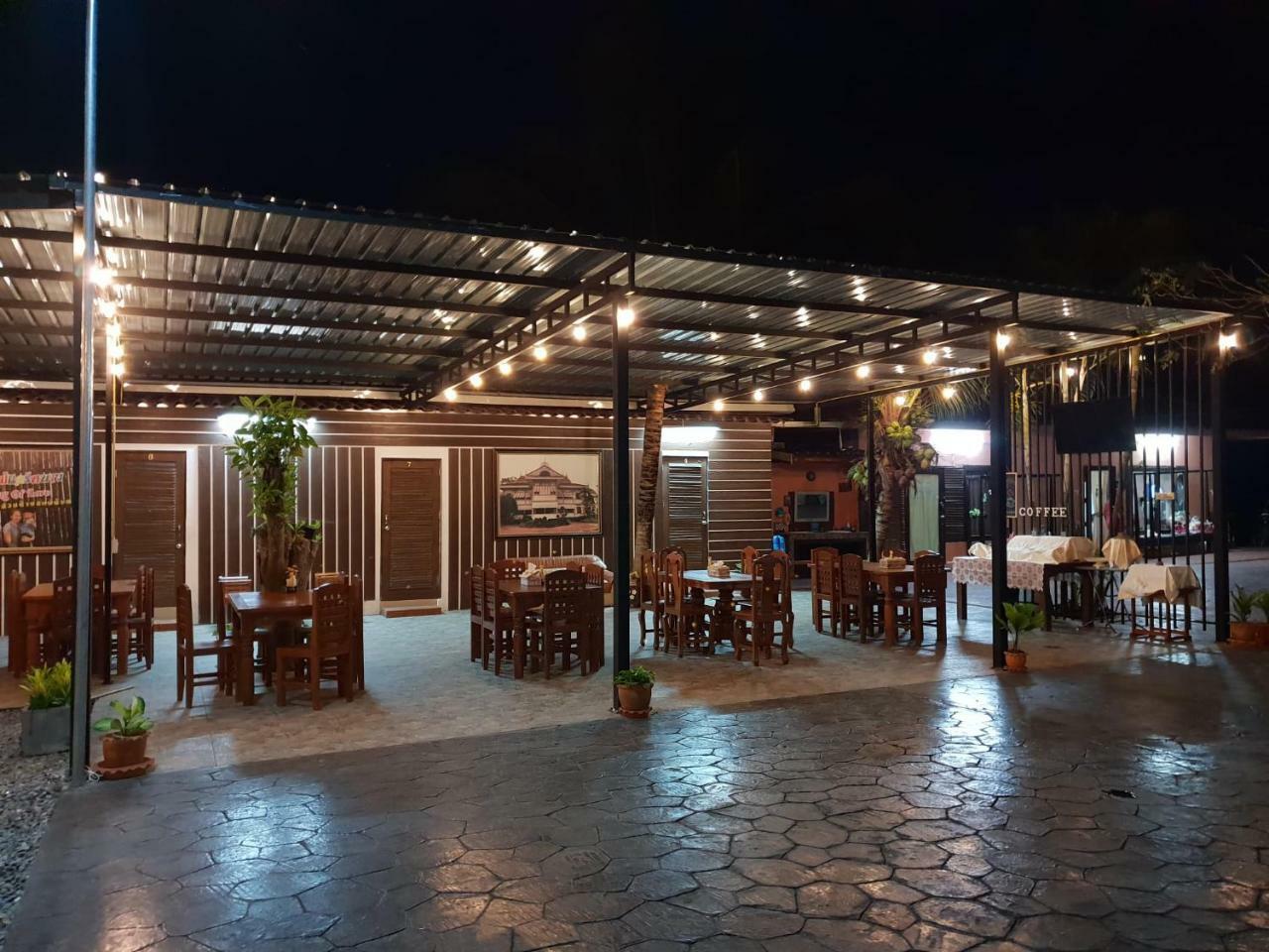 ร่มไม้สายธาร Hotell Phrae Exteriör bild